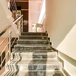 Super Collection O Hills Suites