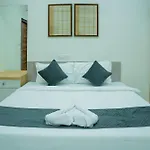 Huma Grand - Cozy Lake View Stay In The City