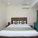 Oyo 8941 Hotel Golden Leaves