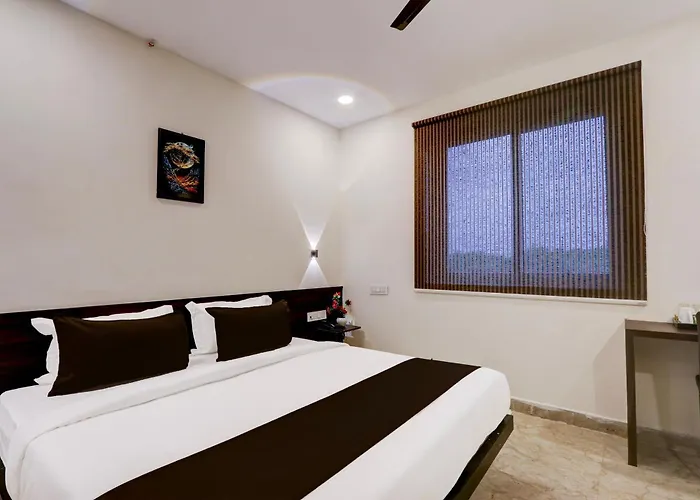 Townhouse Oak Bhooja Hotels