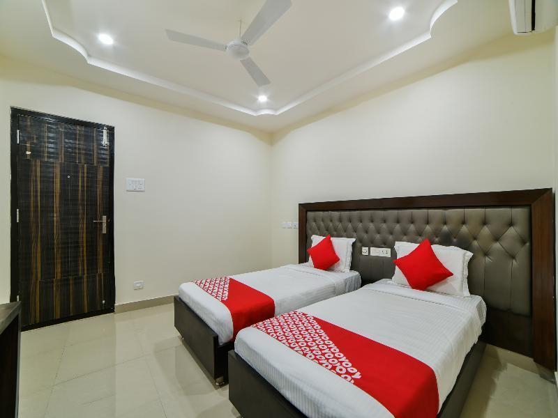Oyo 23589 Crown Palace Hyderabad