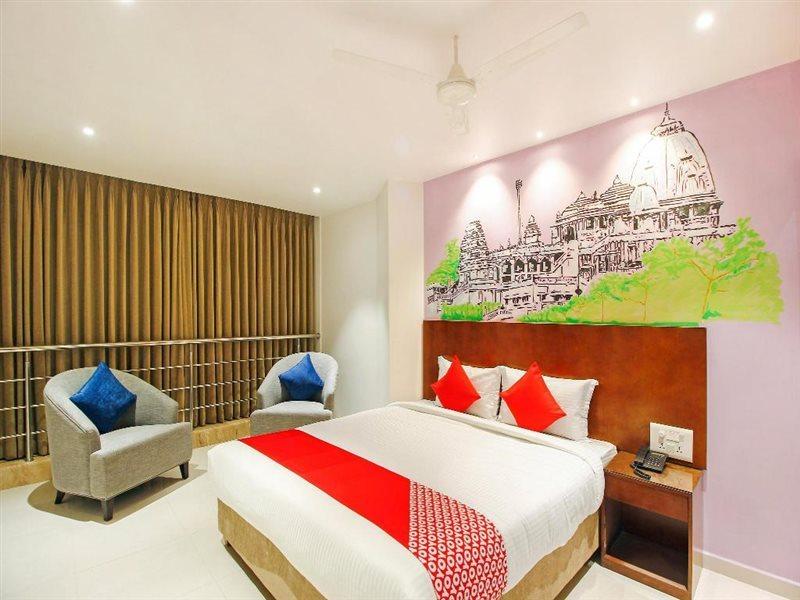 Capital O 24583 Sesha Grand Hotel 3*