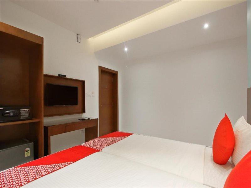 Hotel Capital O 24583 Sesha Grand