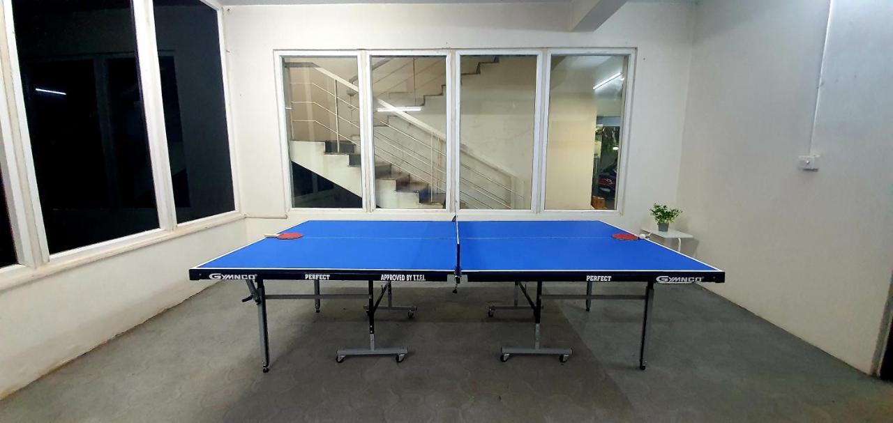 Bluo 1bhk Hitech - Gym, Tt, Terrace Garden, Lift Apartment *