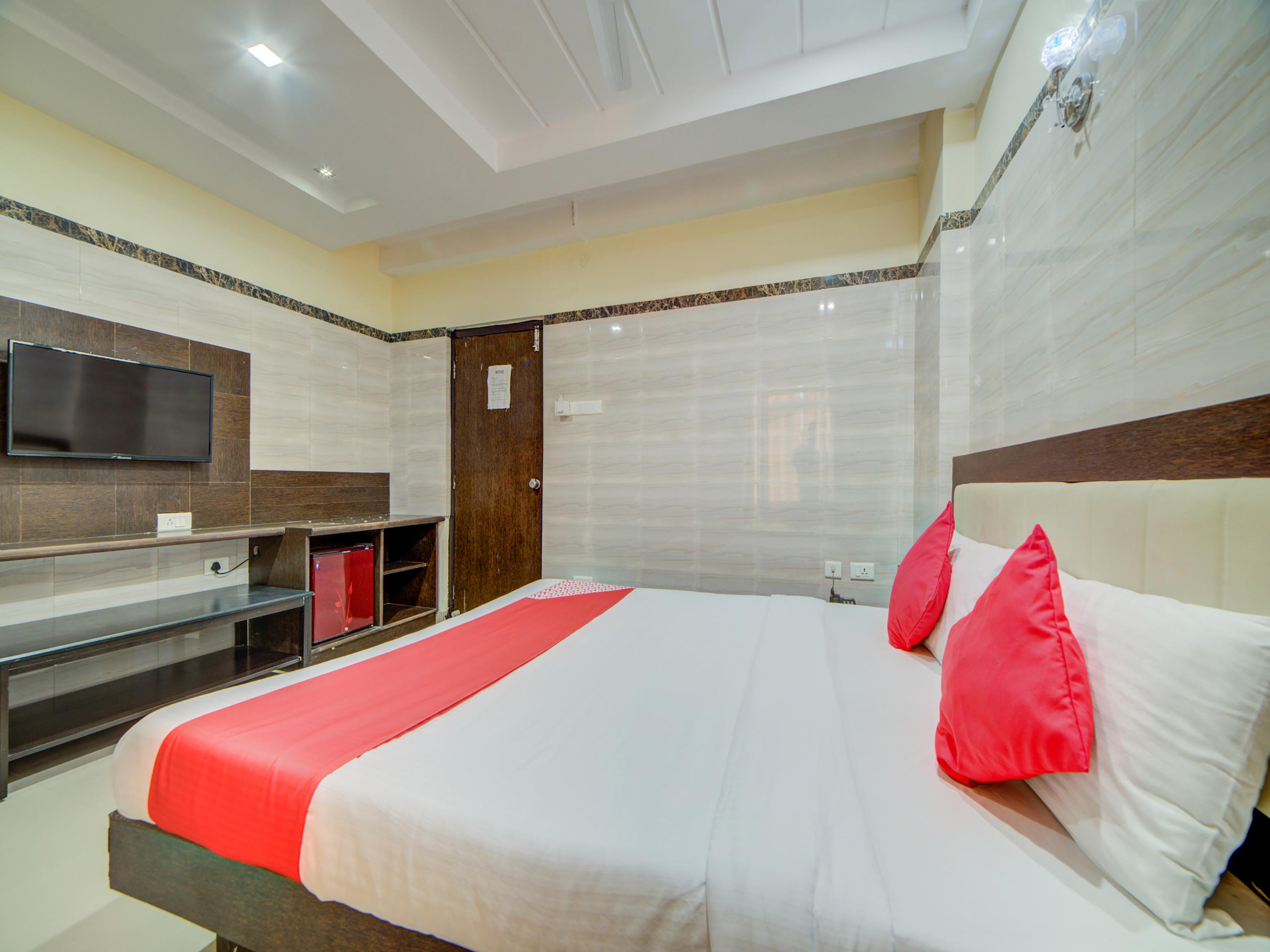 Oyo Flagship 24397 9 Star Hotel 3*