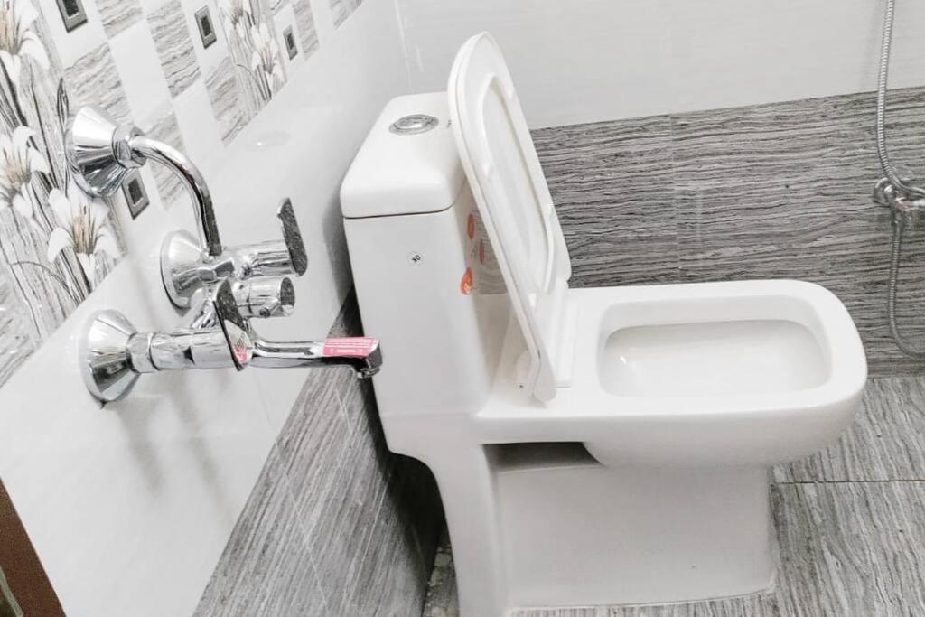 Servostay 2 Bhk Fully Furnished In Hafeezpet #202