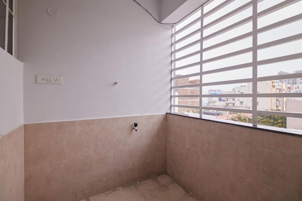 Apartment 7 Midtown-1bhk, Near Aig Hospital, Hitech Hyderabad