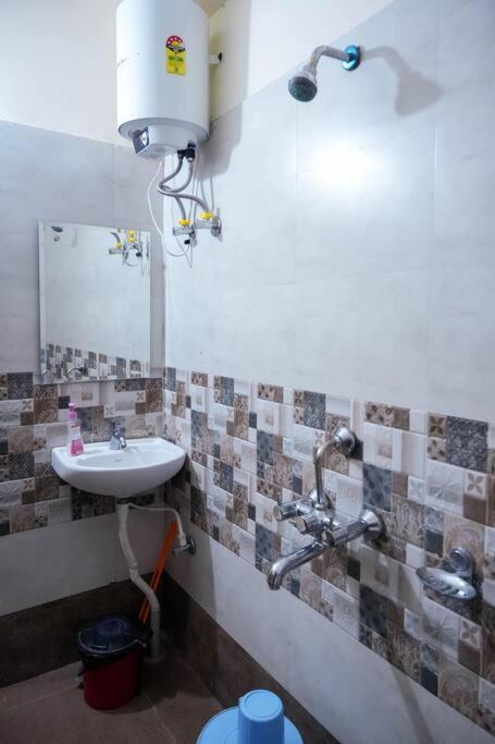 Classe Moyenne -2bhk, Near Us Embassy, Gachibowli *