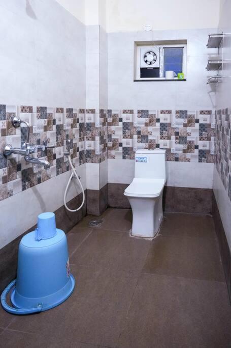 Classe Moyenne -2bhk, Near Us Embassy, Gachibowli