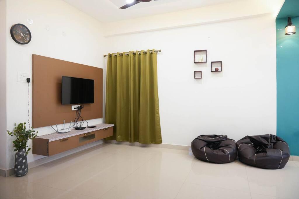 Apartment Classe Moyenne -2bhk, Near Us Embassy, Gachibowli *