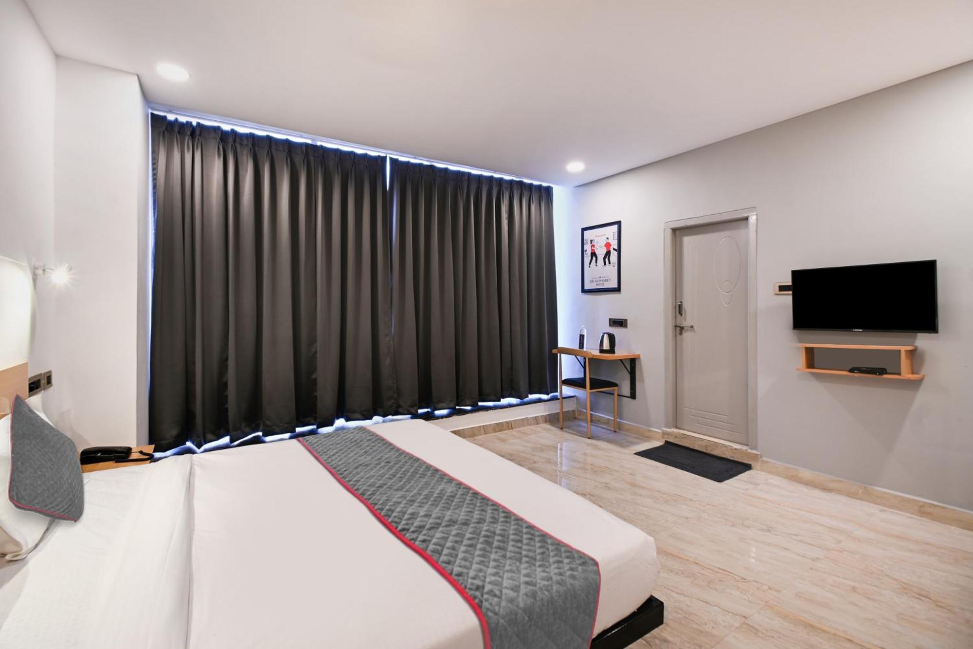 Hotel Super Townhouse De Alphabet Karmanghat 4*