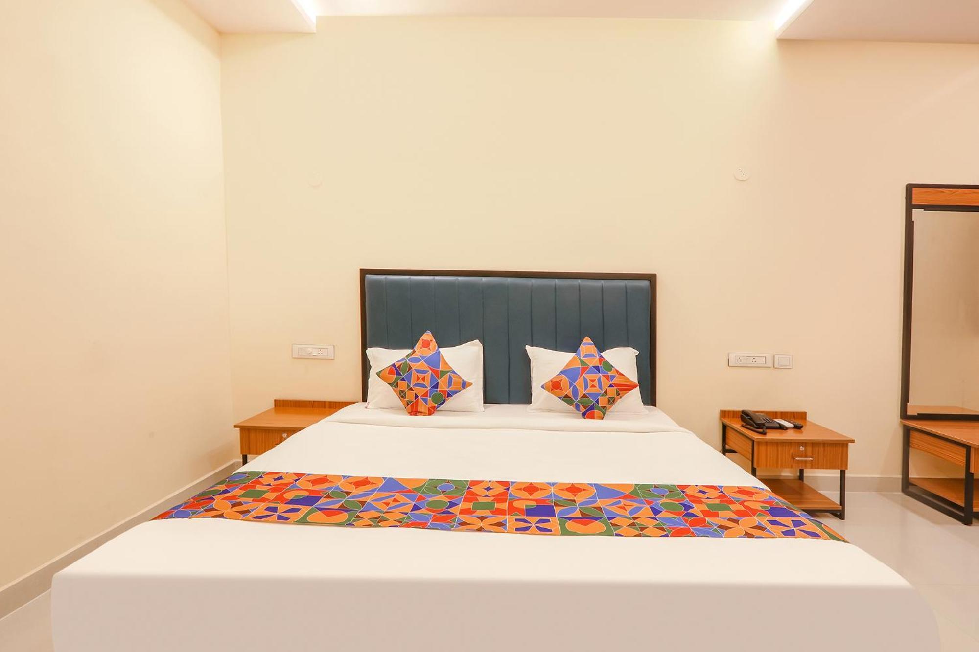 Fabhotel Mint Park - Nr Nmims College Hotel