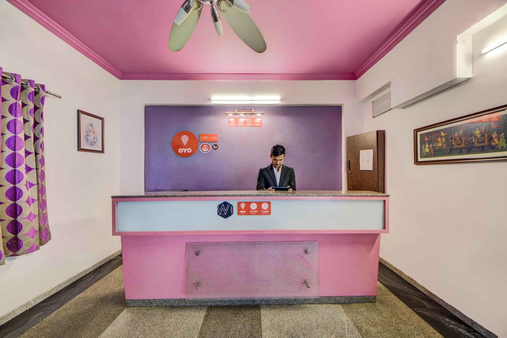 Hotel Super O Jntu College Near Lulu Mall, Kphb Colony.