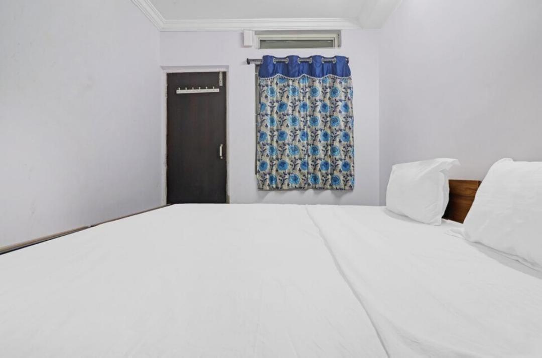 Hotel White Carnations
