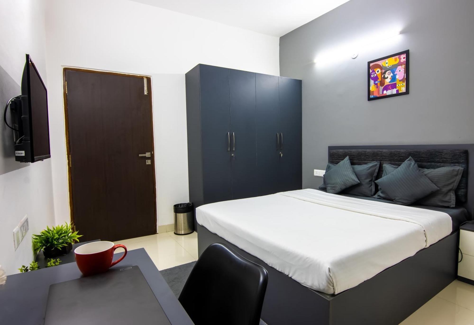 Housr 43 Dlf Gachibowli Hotel