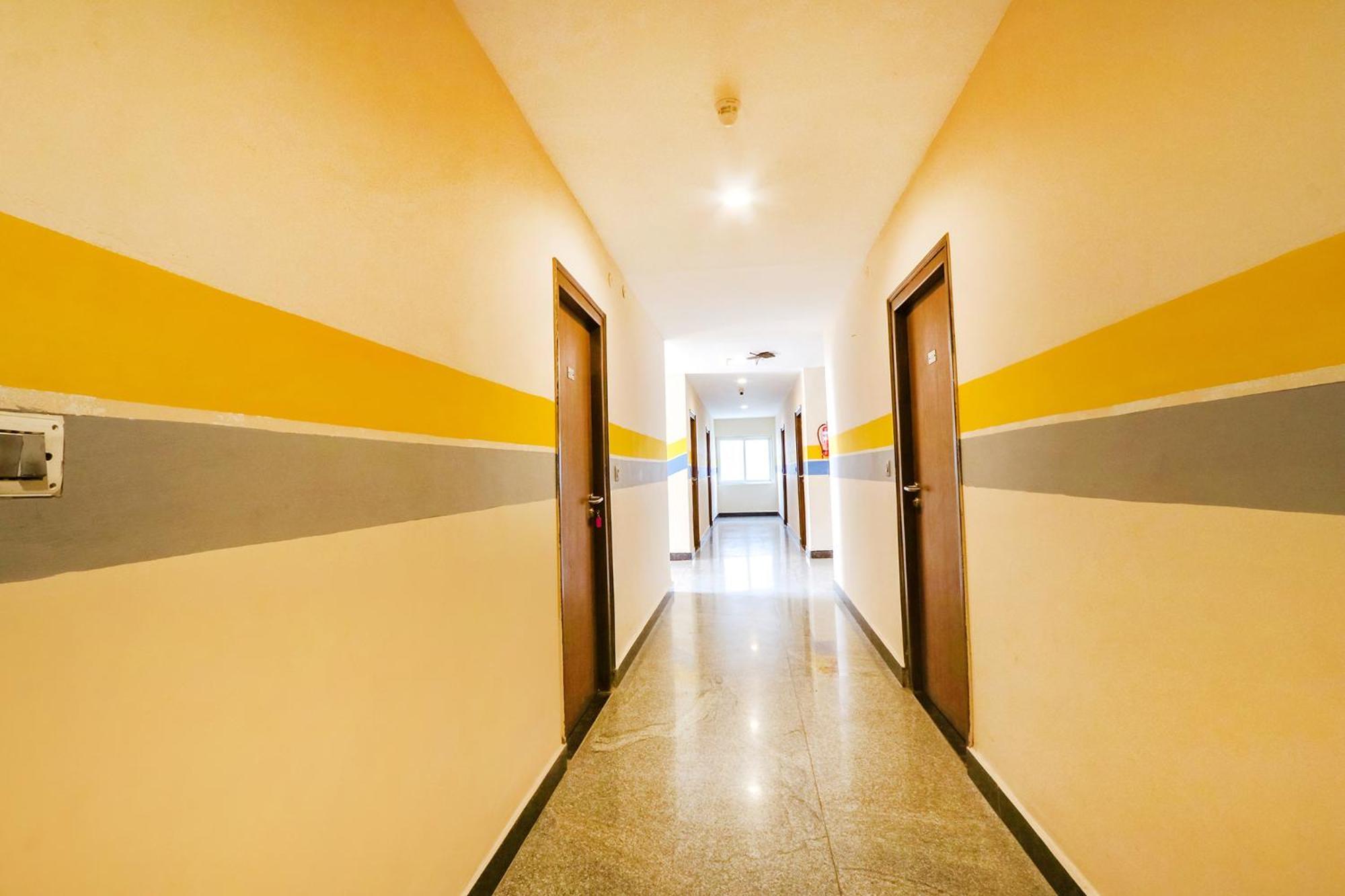 Hotel Fabhotel Sk Grand - Hitech