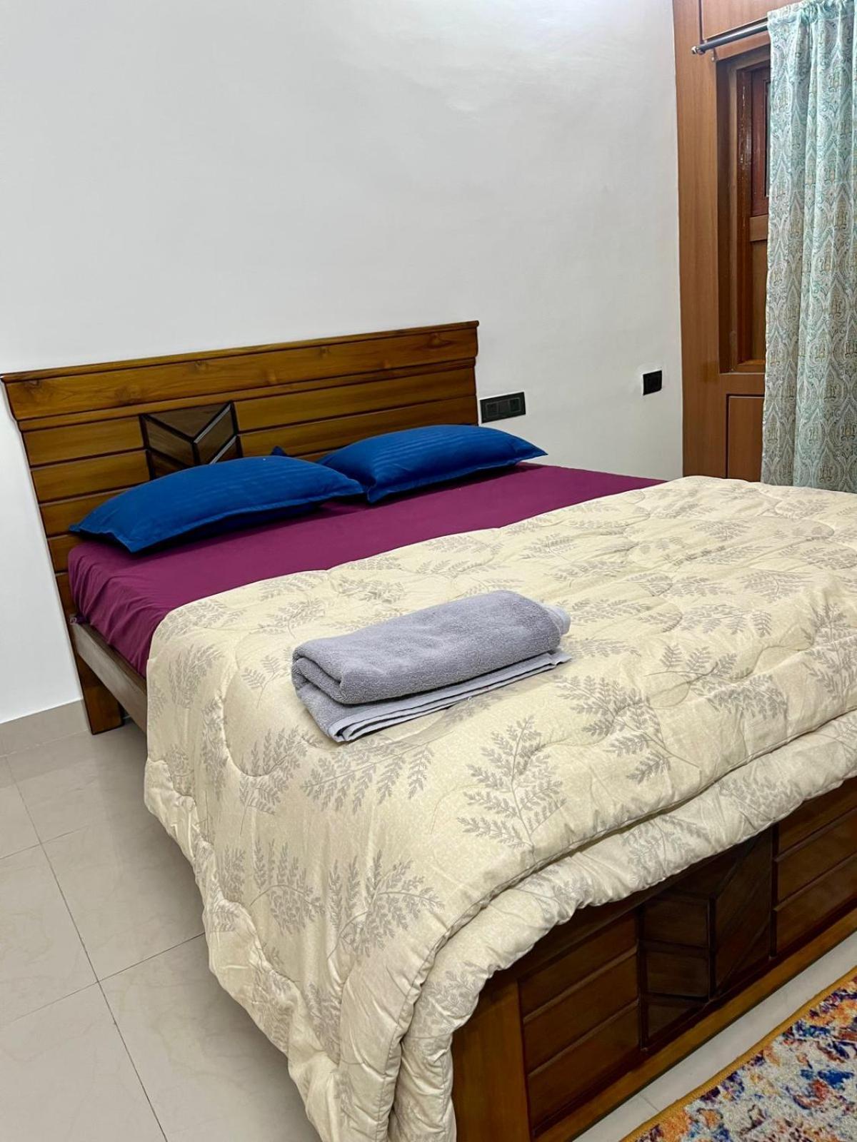Comfy Abode Banjara Hills Road No 1 *