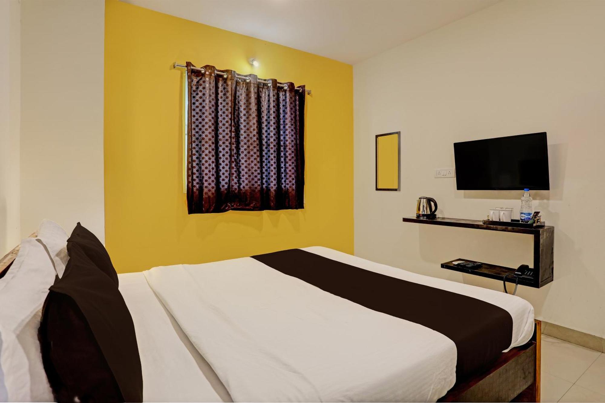 Capital O Saharsh Grand Near Shilparamam Hotel 3*