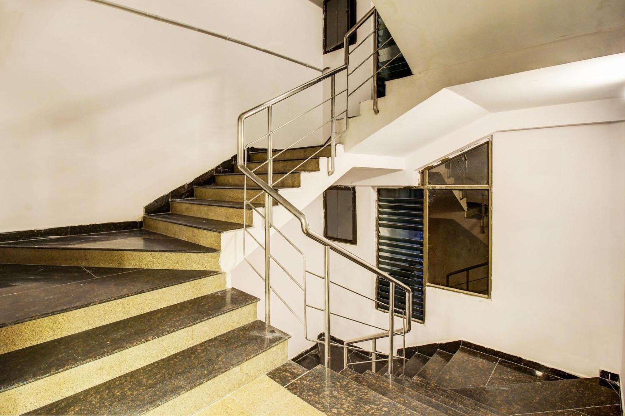 Hotel Super Townhouse Rcc Banjara Hills