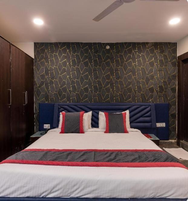 Blossoms Abhi Residency- Opp Hitex Charminar Arch- Free Early Check-in 3*