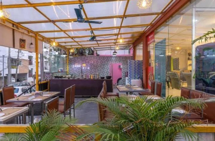 Blossoms Abhi Residency- Opp Hitex Charminar Arch- Free Early Check-in Hotel