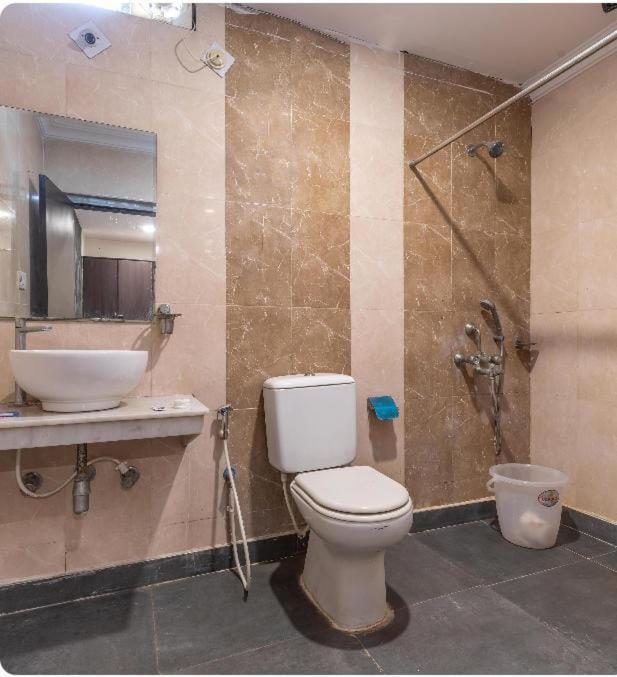 Blossoms M Hotel- Free Early Check In- Opp Hitex Charminar Arch Hyderabad