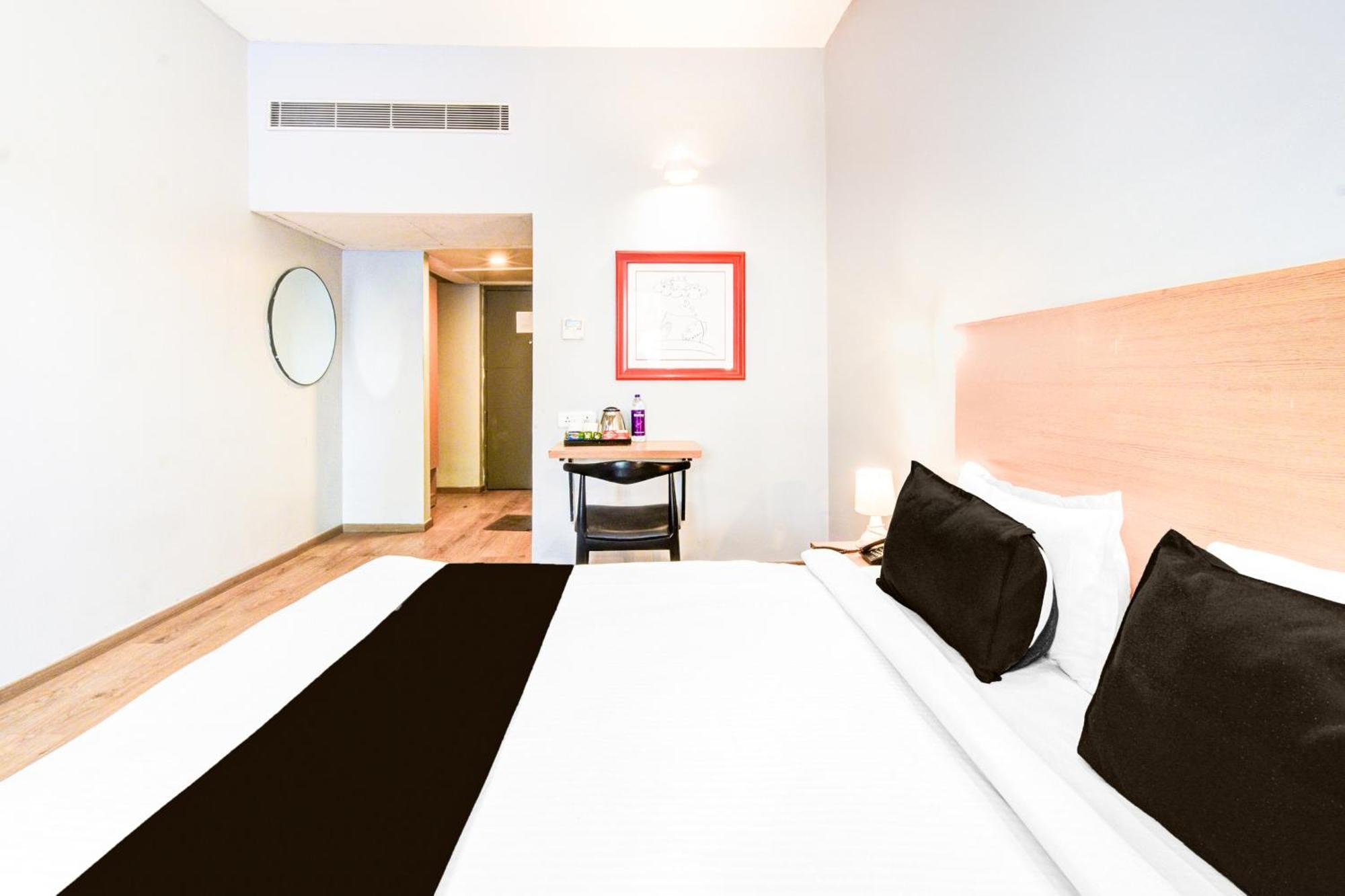Super Townhouse Lakdikapul 4*