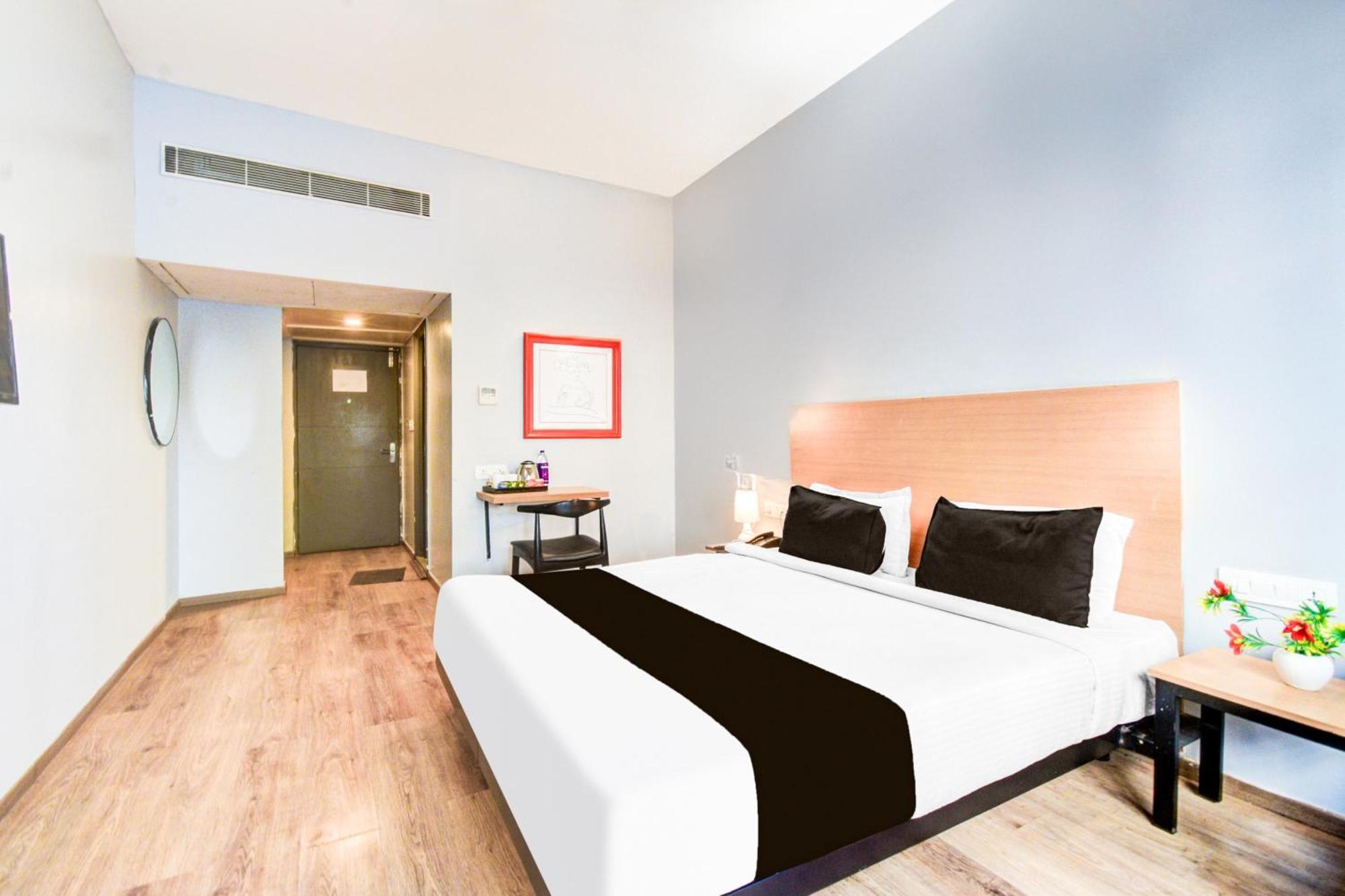 Super Townhouse Lakdikapul 4*