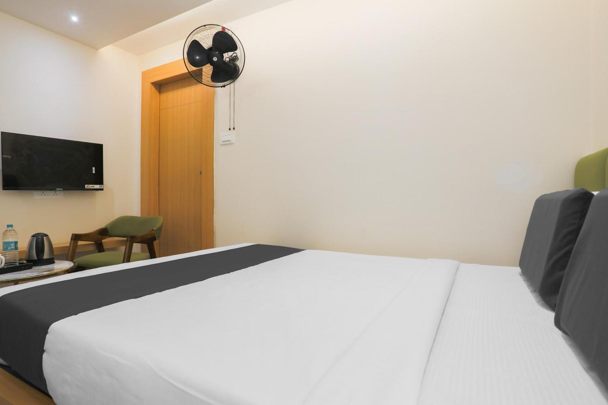 Super O S S Comforts Hotel