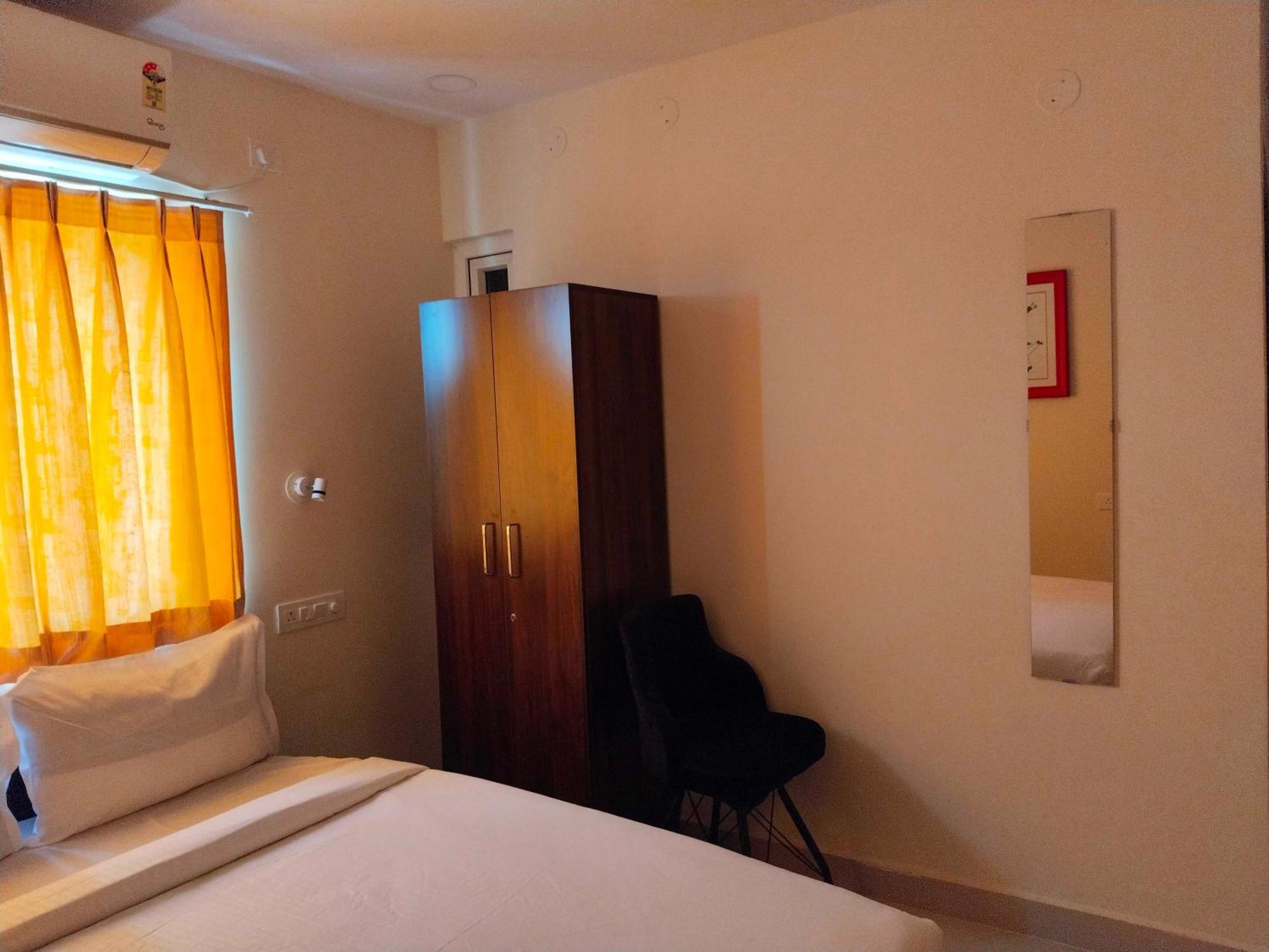Townhouse De Alphabet - Gandimaissamma Hotel