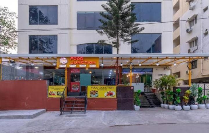 Blossom Abhi Residency - Opp Cyber Tower- A Luxury Collection Hotel- Free Early Check-ins 3*