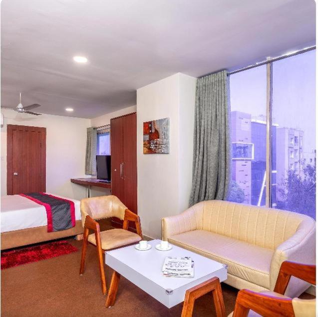 Blossom Abhi Residency - Opp Cyber Tower- A Luxury Collection Hotel- Free Early Check-ins