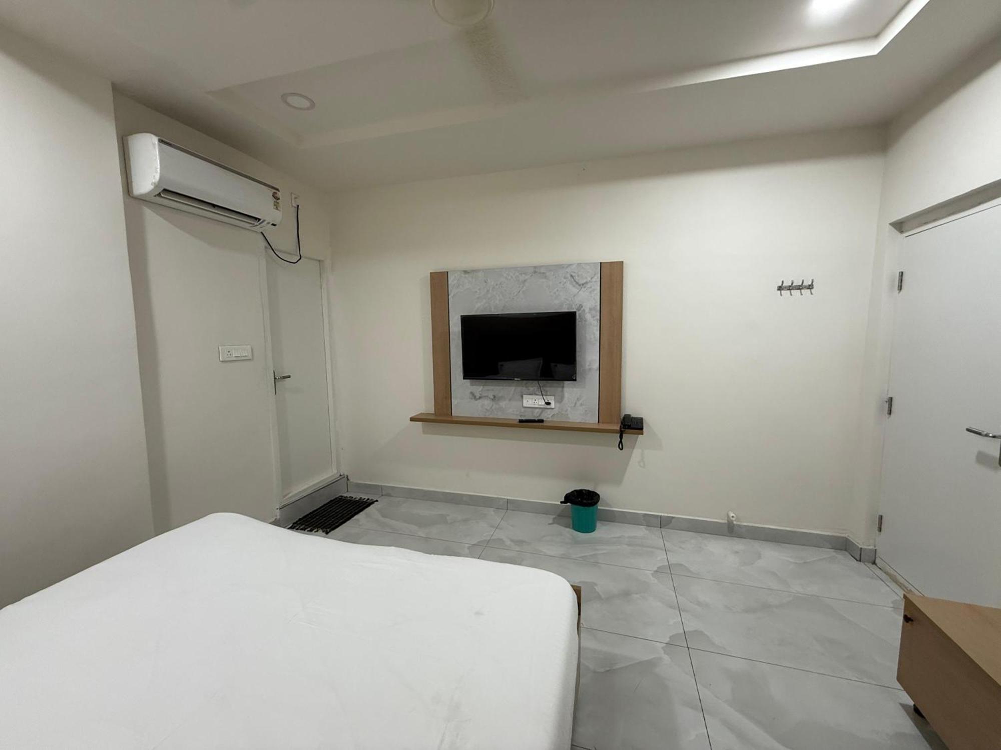 Vaarahi Chanda Nagar, Near Hitech Hotel 3*