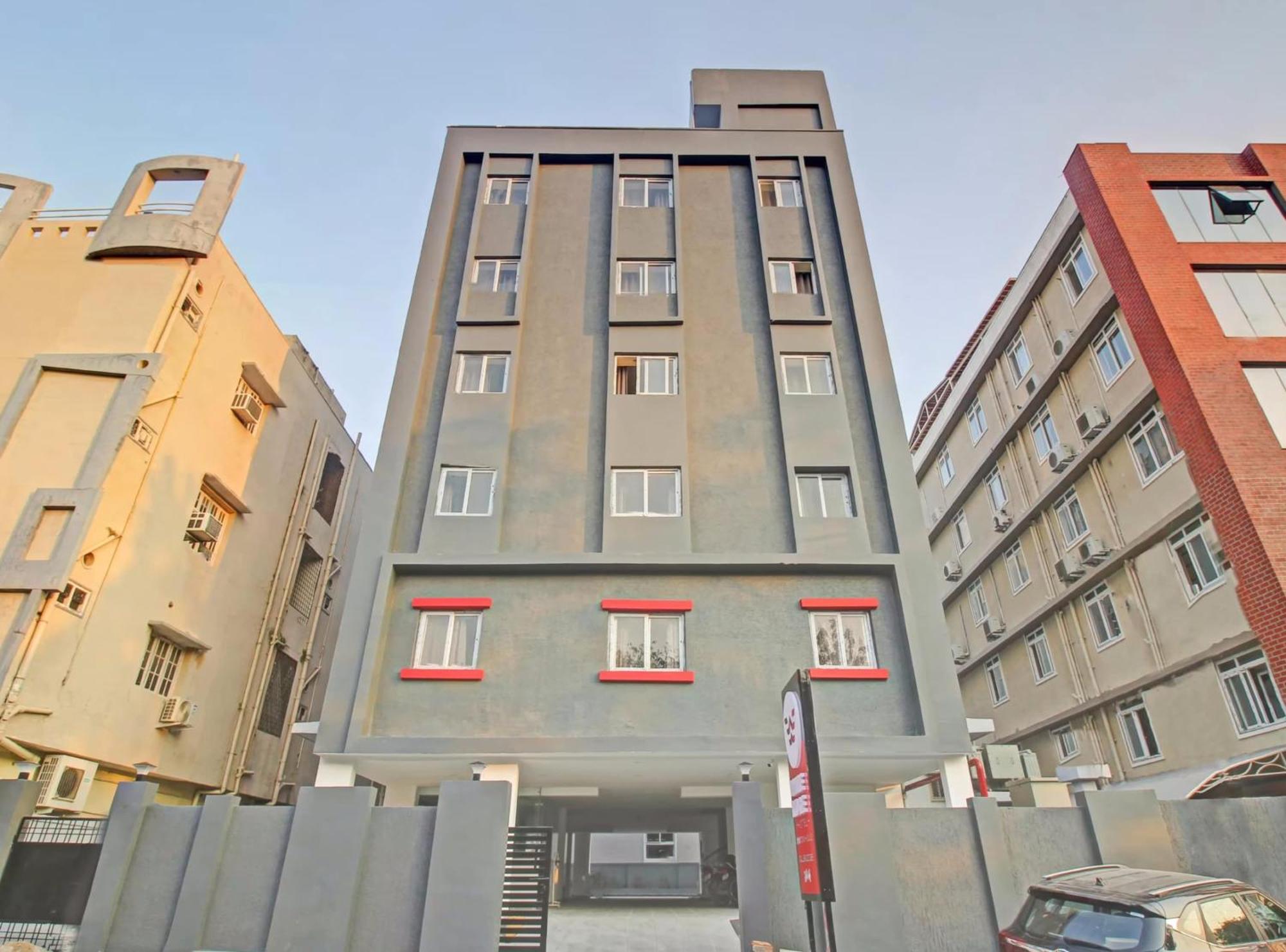 Super Townhouse Whiteridge Gachibowli Near Aig Hospital Hotel Hyderabad