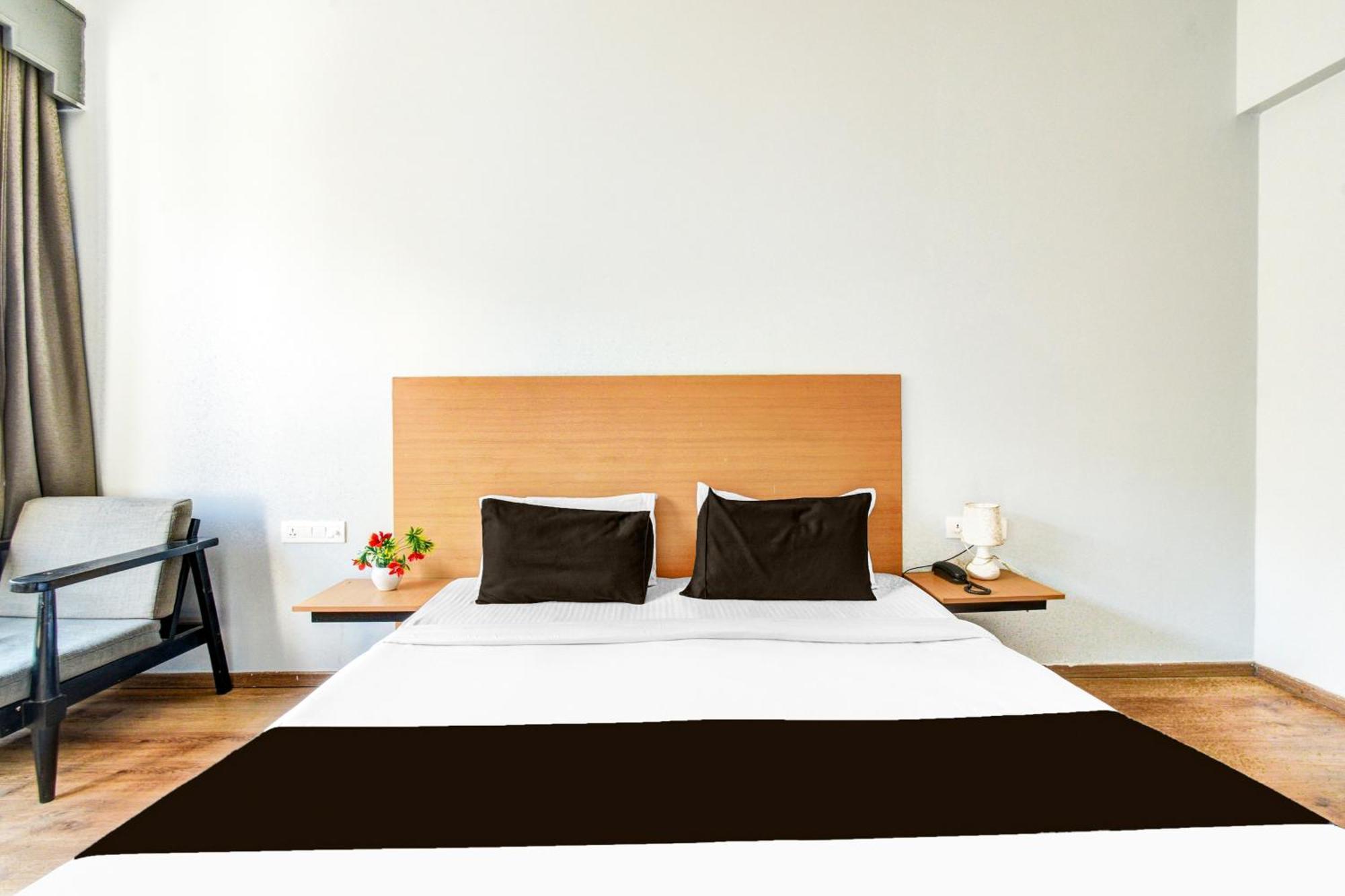 Super Townhouse Lakdikapul Hotel 4*