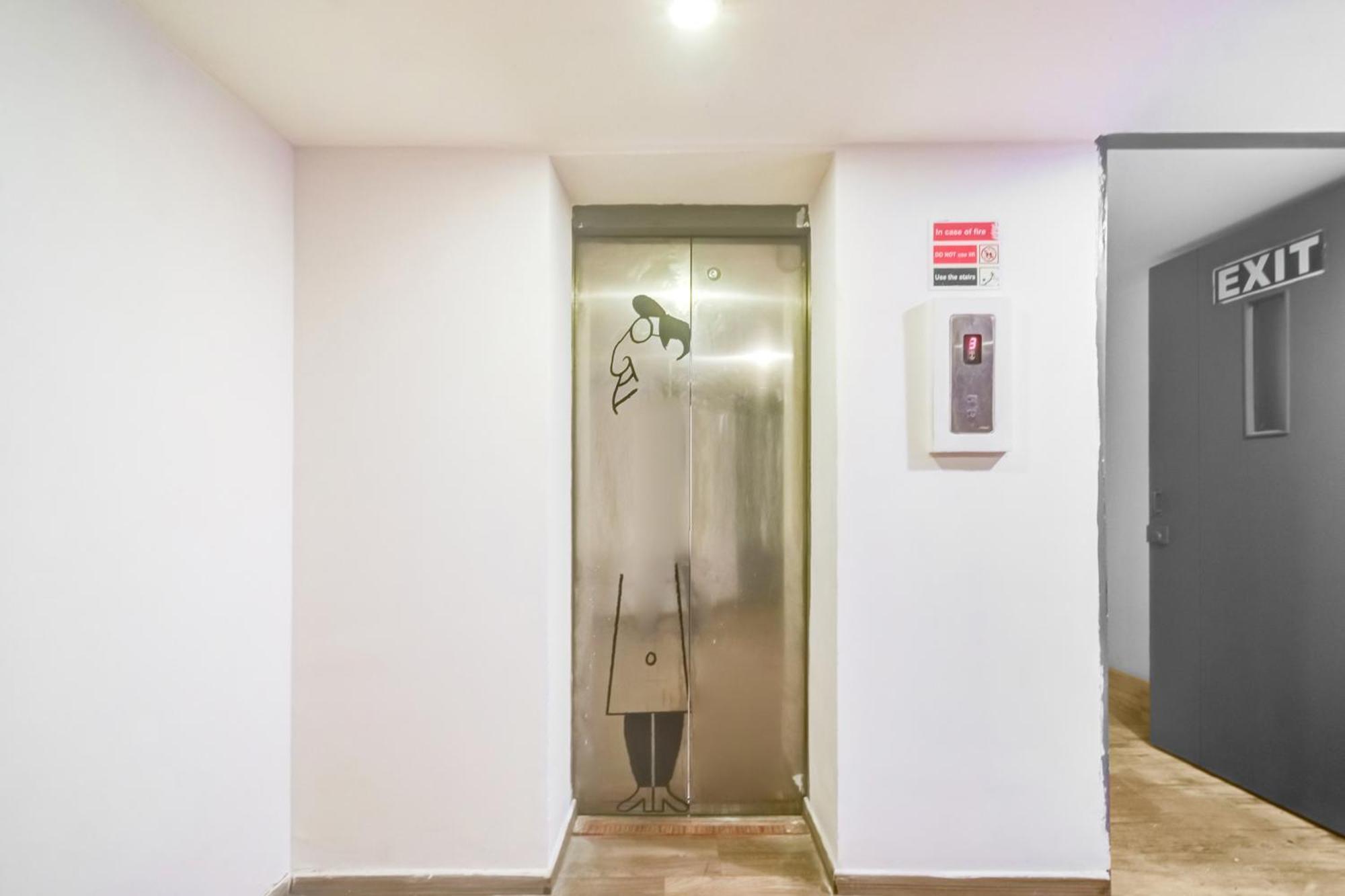 Super Townhouse Lakdikapul Hotel