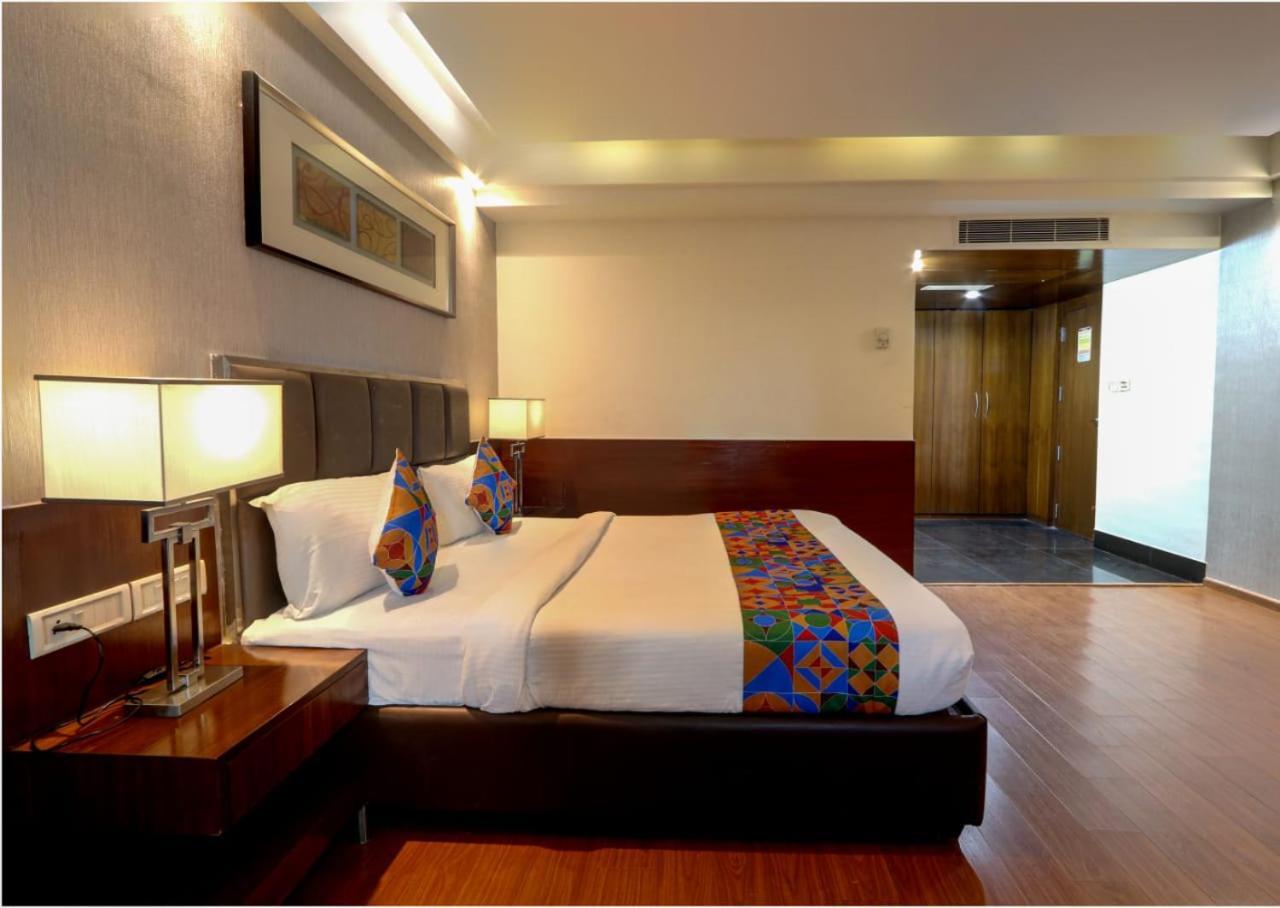 Blossoms Rooms Hotel Dunkin Grand- Beside Care Hospital- Banjara Hills- 20 Percent Off On Spa- 10 Percent Off On Room Service Food Order 3*