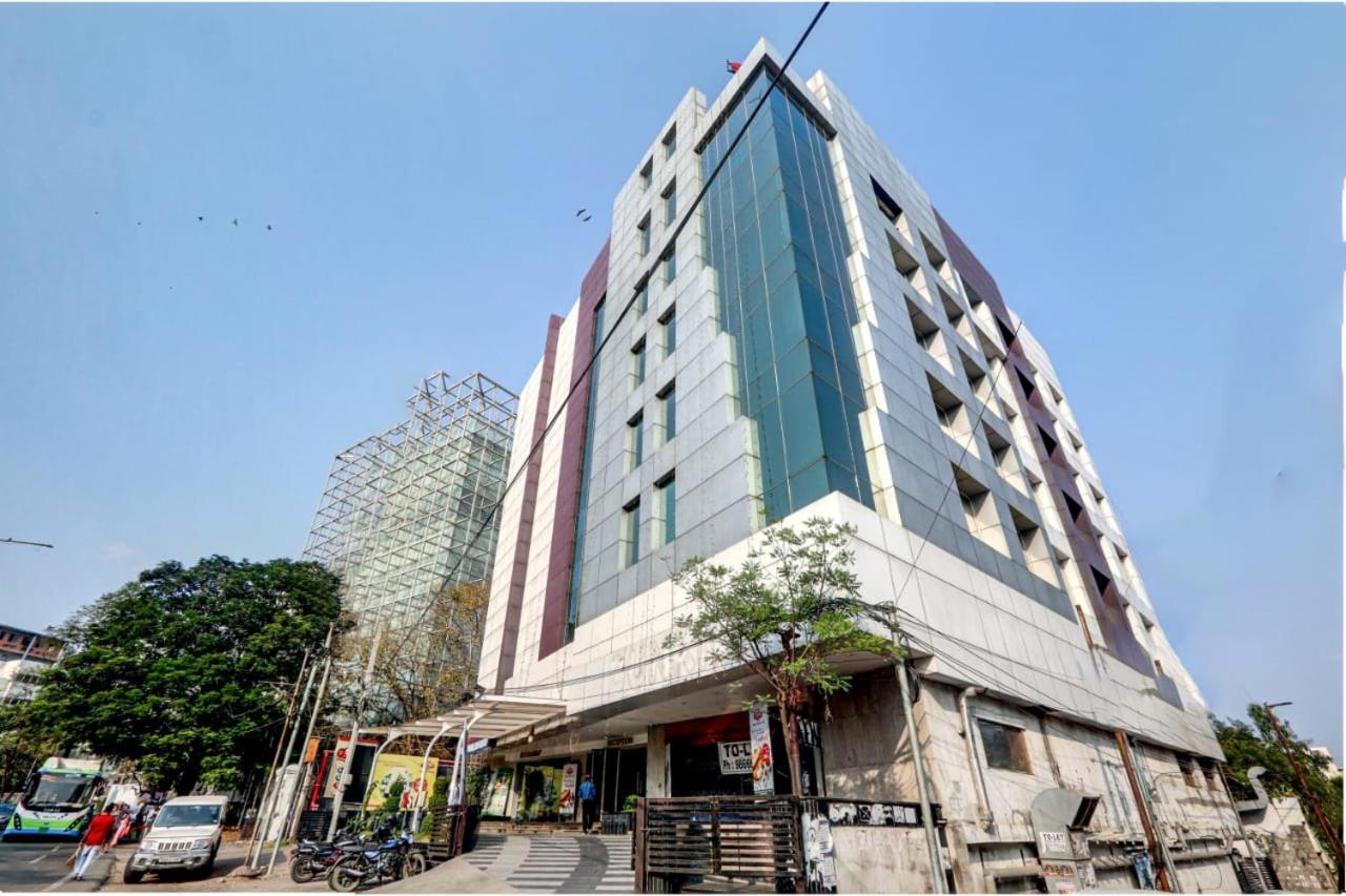 Hotel Blossoms Rooms Hotel Dunkin Grand- Beside Care Hospital- Banjara Hills- 20 Percent Off On Spa- 10 Percent Off On Room Service Food Order 3*