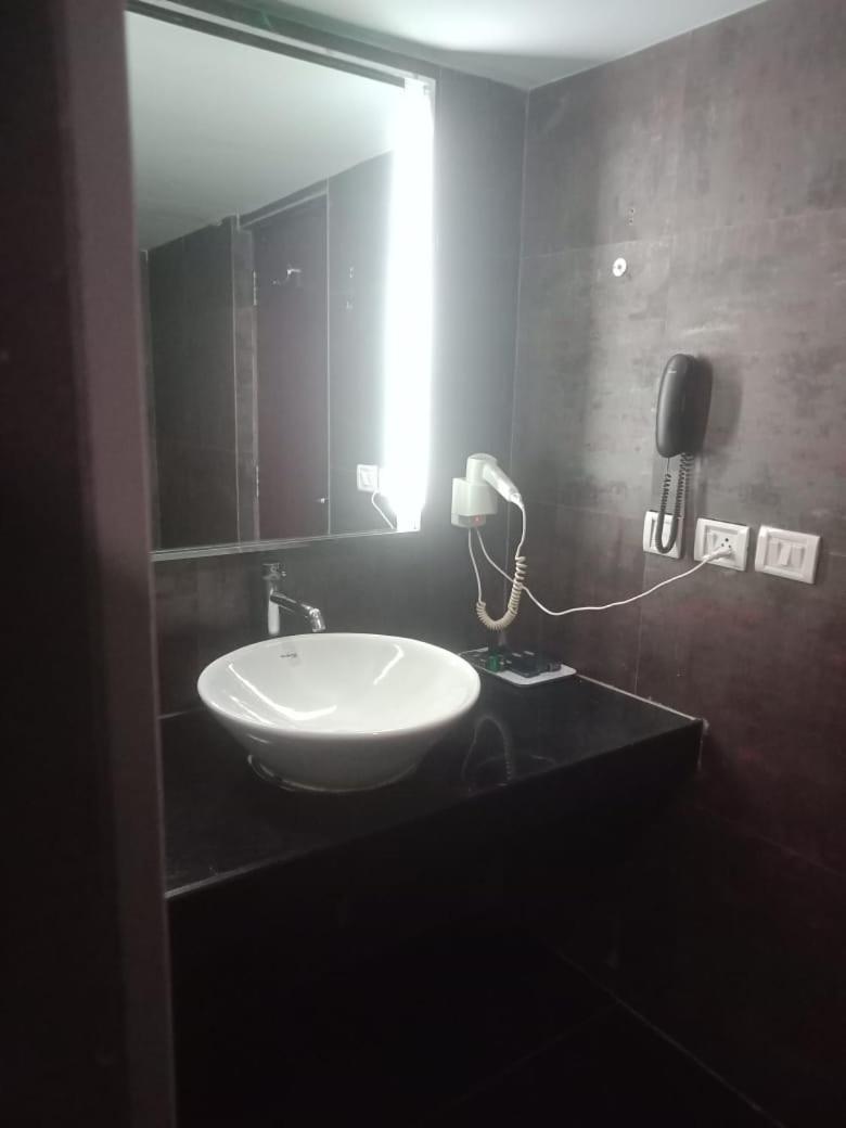 Blossoms Rooms Hotel Dunkin Grand- Beside Care Hospital- Banjara Hills- 20 Percent Off On Spa- 10 Percent Off On Room Service Food Order 3*