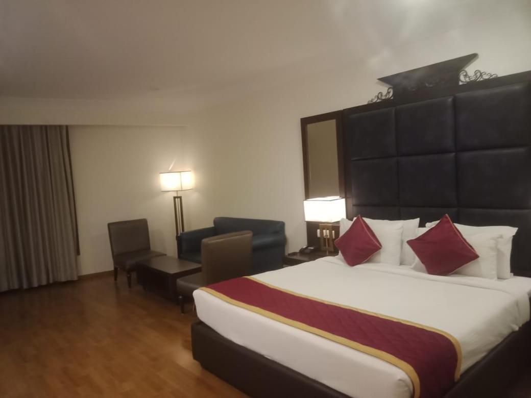 Blossoms Rooms Hotel Dunkin Grand- Beside Care Hospital- Banjara Hills- 20 Percent Off On Spa- 10 Percent Off On Room Service Food Order 3* Hyderabad