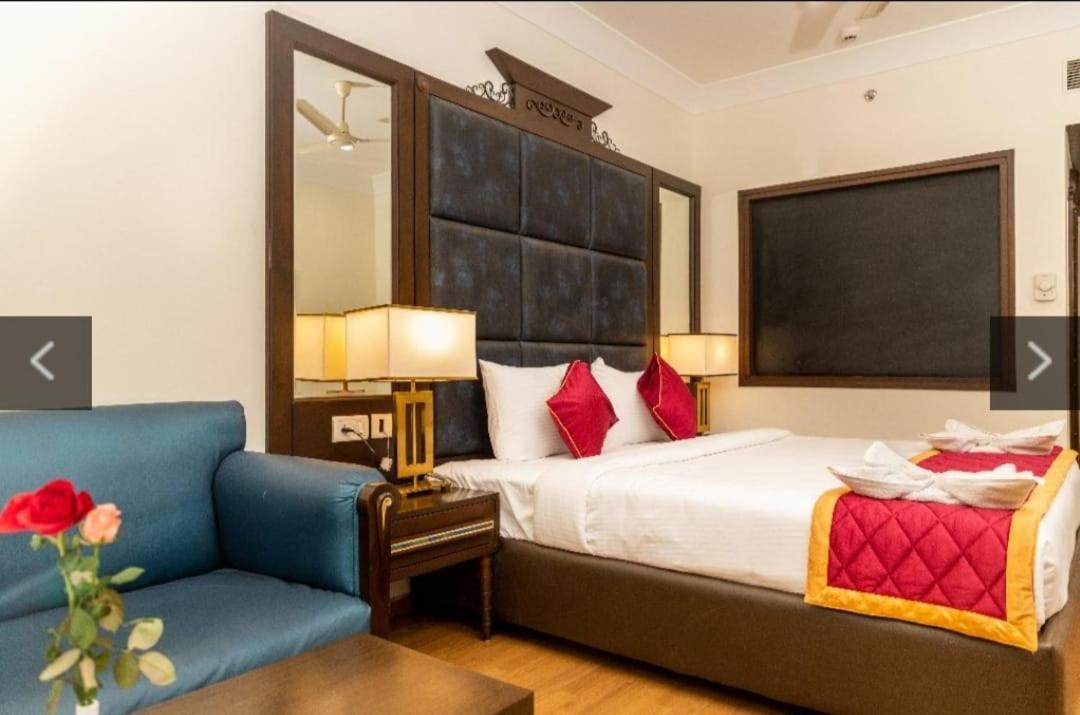 Blossoms Rooms Hotel Dunkin Grand- Beside Care Hospital- Banjara Hills- 20 Percent Off On Spa- 10 Percent Off On Room Service Food Order 3* Hyderabad