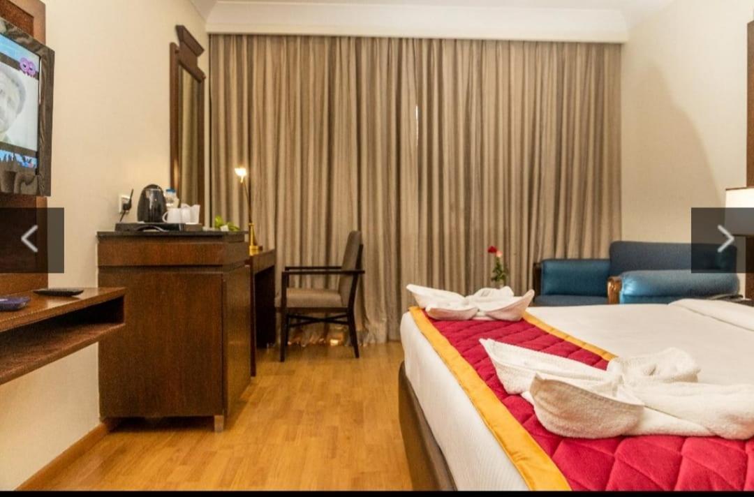 Blossoms Rooms Hotel Dunkin Grand- Beside Care Hospital- Banjara Hills- 20 Percent Off On Spa- 10 Percent Off On Room Service Food Order Hotel 3*