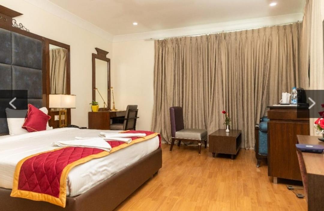 Hotel Blossoms Rooms Hotel Dunkin Grand- Beside Care Hospital- Banjara Hills- 20 Percent Off On Spa- 10 Percent Off On Room Service Food Order 3*