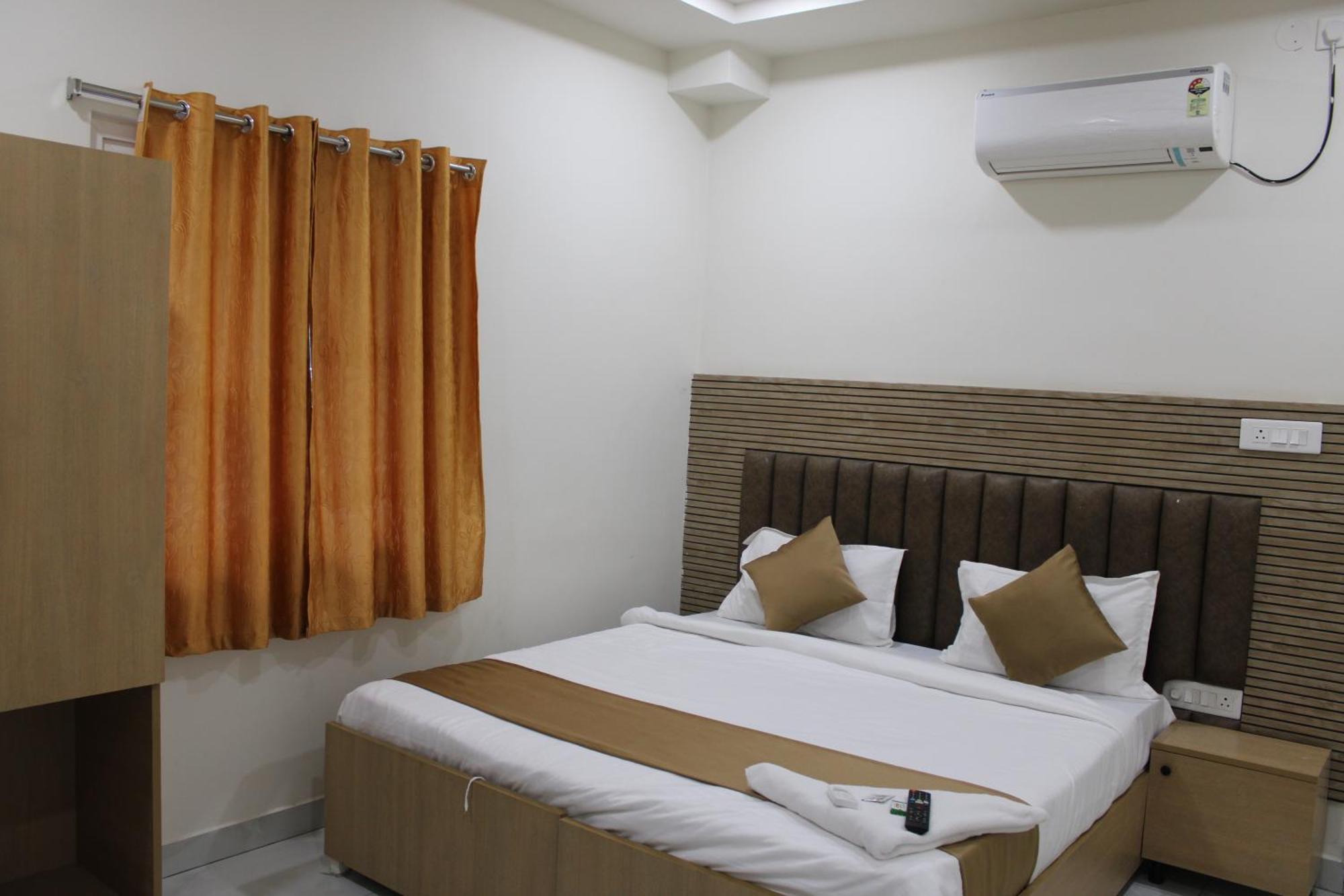 Vaarahi Chanda Nagar, Near Hitech Hotel