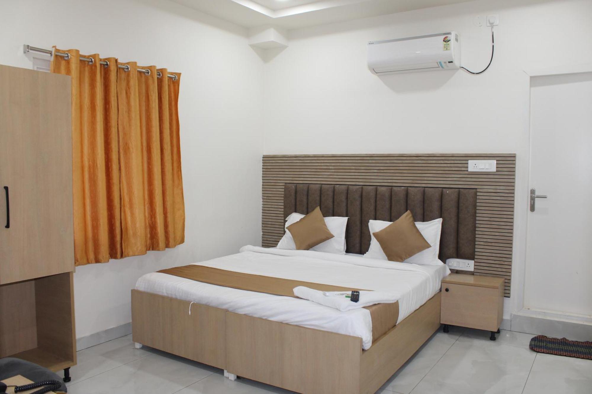 Hotel Vaarahi Chanda Nagar, Near Hitech 3*