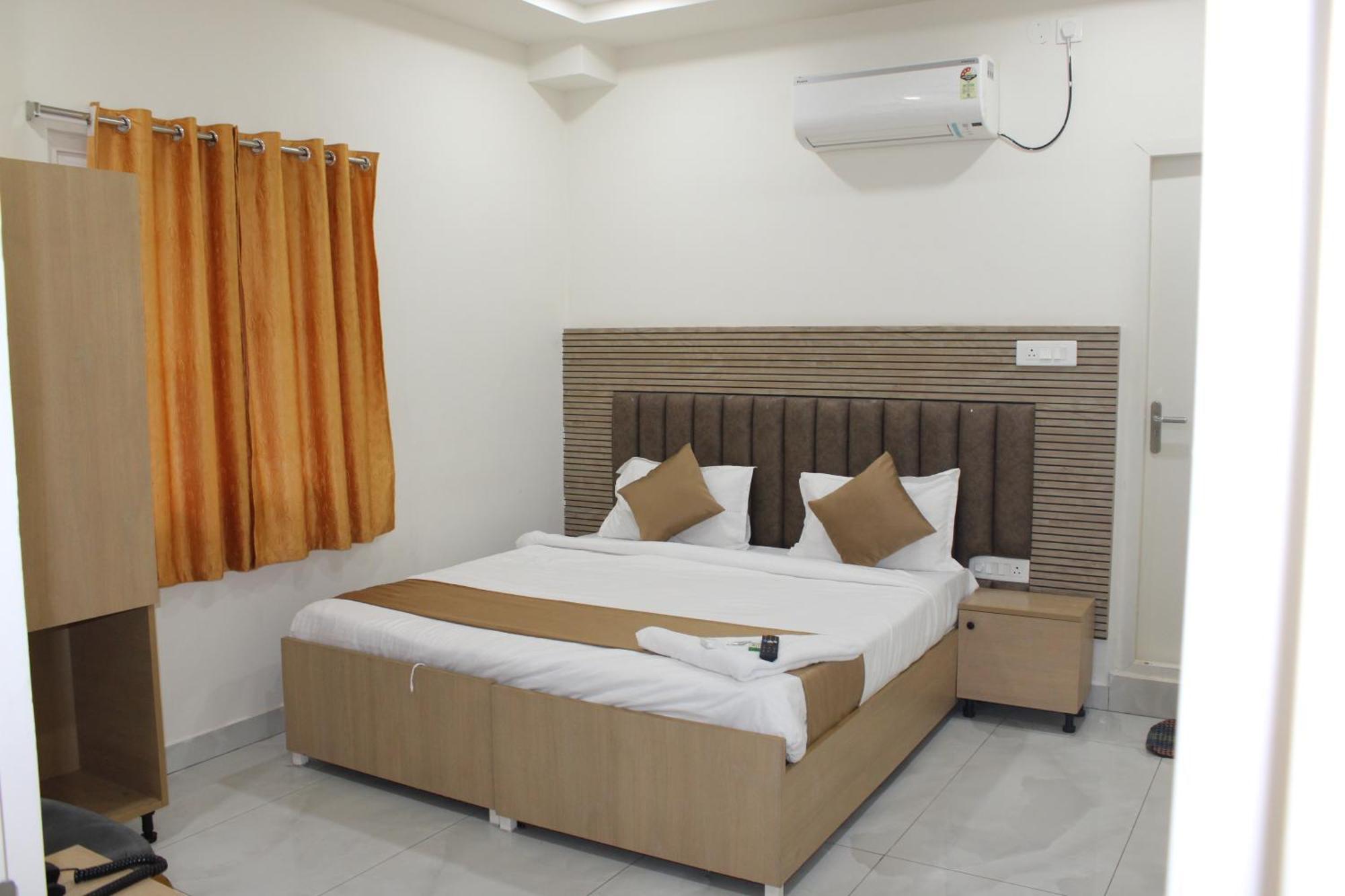 Vaarahi Chanda Nagar, Near Hitech