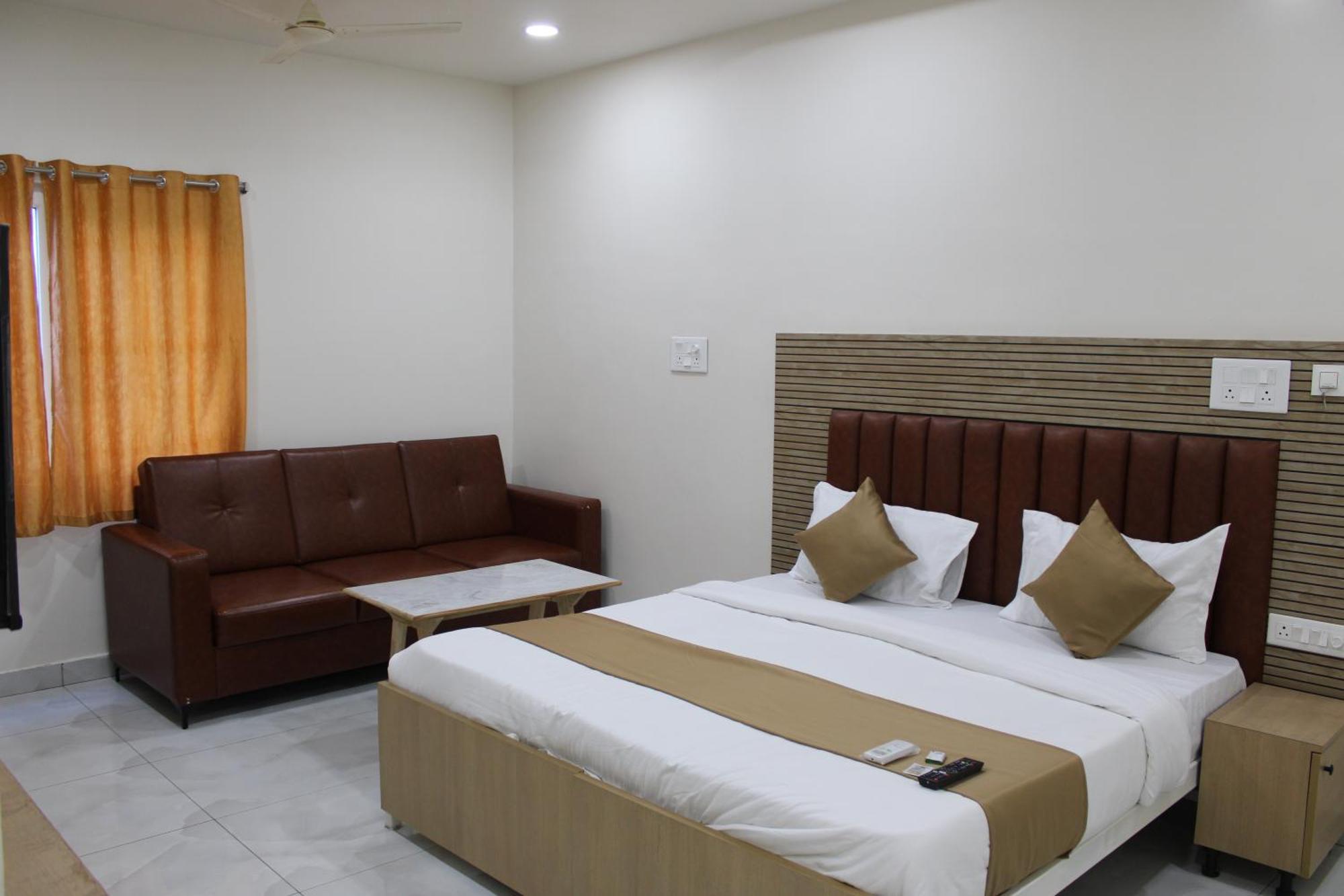 Vaarahi Chanda Nagar, Near Hitech
