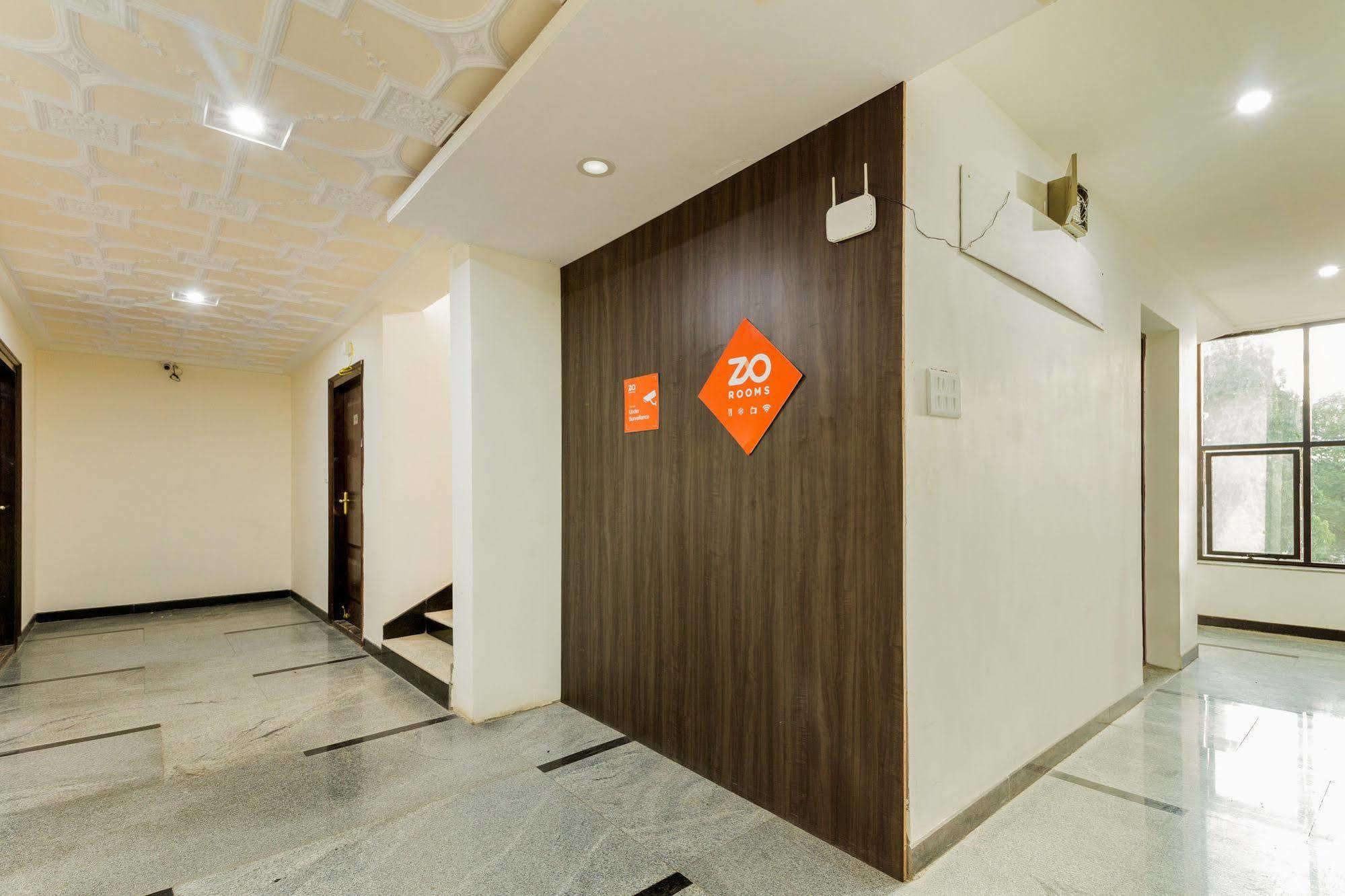 Zo Manikonda Hotel
