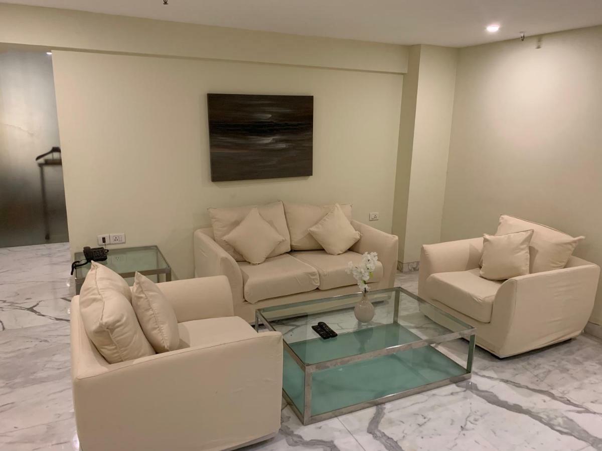 The Manohar 4*