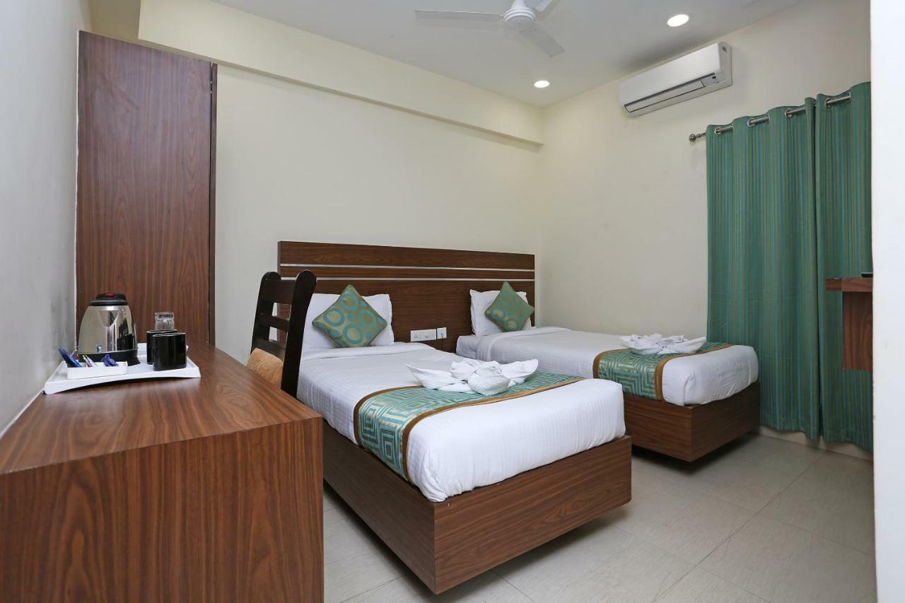 Hotel Oyo 8941 Golden Leaves 3*
